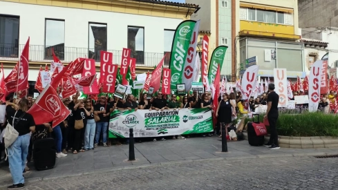 Los empleados de la Administración General de la Junta de Extremadura se han concentrado frente a la sede de Presidencia, en Mérida. / LP 