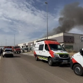 Un incendio declarado este martes en una nave del polígono industrial El Nevero ha movilizado a varias dotaciones de bomberos. / CR