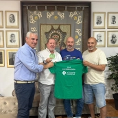 La Real Cofradía de la Santísima Virgen de la Montaña de Cáceres ha entregado a la Asociación ELA (Esclerosis Lateral Amiotrófica) una cama articulada y una grúa de traslado adaptada. / LP