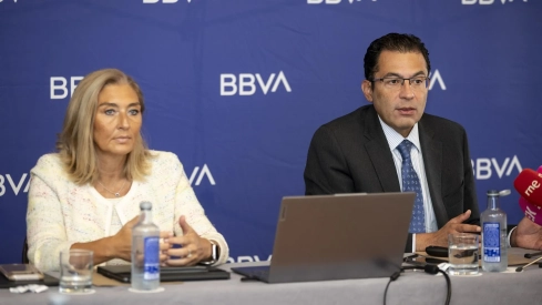 La directora regional sur de BBVA España, Asunción Álvarez Puerta, y el economista jefe de BBVA Research, Miguel Cardoso. / LP La directora regional sur de BBVA España, Asunción Álvarez Puerta, y el economista jefe de BBVA Research, Miguel Cardoso. / LP