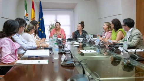 El Consejo de Dirección del Instituto de la Mujer de Extremadura (IMEX) se reunió este miércoles en la sede de Presidencia de la Junta de Extremadura. / LP El Consejo de Dirección del Instituto de la Mujer de Extremadura (IMEX) se reunió este miércoles en la sede de Presidencia de la Junta de Extremadura. / LP