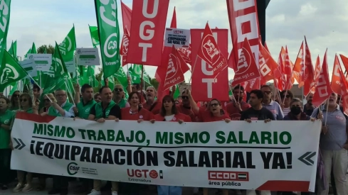 UGT, CSIF y CCOO han vuelto a concentrarse para exigir a la consejera de Hacienda y Administración Pública, Elena Manzano, una fecha para reunirse. / LP UGT, CSIF y CCOO han vuelto a concentrarse para exigir a la consejera de Hacienda y Administración Pública, Elena Manzano, una fecha para reunirse. / LP