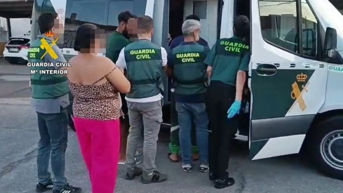 La Guardia Civil ha detenido a cinco personas e investiga a otras tres como presuntas autoras de una serie de hurtos de joyas y dinero en siete iglesias. / GC La Guardia Civil ha detenido a cinco personas e investiga a otras tres como presuntas autoras de una serie de hurtos de joyas y dinero en siete iglesias. / GC