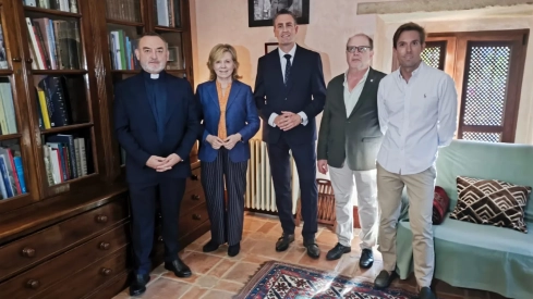 El acto contó con la presencia de Pilar del Castillo, exministra y parlamentaria europea, junto a sus hijos y amigos de la familia, así como de miembros del Patronato de la Fundación Cajalmendralejo y el escritor y sacerdote Jesús Sánchez Adalid. / LP El acto contó con la presencia de Pilar del Castillo, exministra y parlamentaria europea, junto a sus hijos y amigos de la familia, así como de miembros del Patronato de la Fundación Cajalmendralejo y el escritor y sacerdote Jesús Sánchez Adalid. / LP