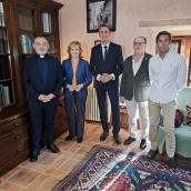 El acto contó con la presencia de Pilar del Castillo, exministra y parlamentaria europea, junto a sus hijos y amigos de la familia, así como de miembros del Patronato de la Fundación Cajalmendralejo y el escritor y sacerdote Jesús Sánchez Adalid. / LP El acto contó con la presencia de Pilar del Castillo, exministra y parlamentaria europea, junto a sus hijos y amigos de la familia, así como de miembros del Patronato de la Fundación Cajalmendralejo y el escritor y sacerdote Jesús Sánchez Adalid. / LP