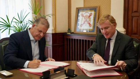 El alcalde, Ignacio Gragera, y el presidente de la sociedad Carretera de Valverde S.L.U. , Alejandro Ayala. / LP El alcalde, Ignacio Gragera, y el presidente de la sociedad Carretera de Valverde S.L.U. , Alejandro Ayala. / LP