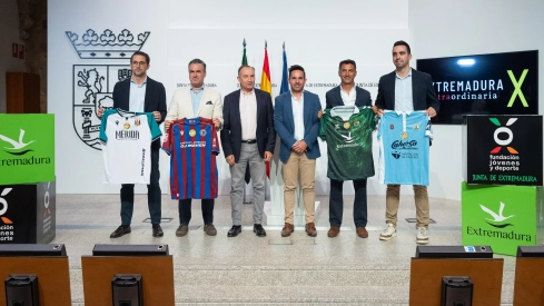 Los derbis extremeños de Primera Federación servirán esta temporada como escaparate para promocionar la región. / LP Los derbis extremeños de Primera Federación servirán esta temporada como escaparate para promocionar la región. / LP