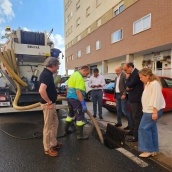 La empresa concesionaria de la limpieza viaria de Cáceres, Valoriza, ha incorporado a su flota un nuevo vehículo destinado a limpiar arquetas, tragantes e imbornales. / LP La empresa concesionaria de la limpieza viaria de Cáceres, Valoriza, ha incorporado a su flota un nuevo vehículo destinado a limpiar arquetas, tragantes e imbornales. / LP