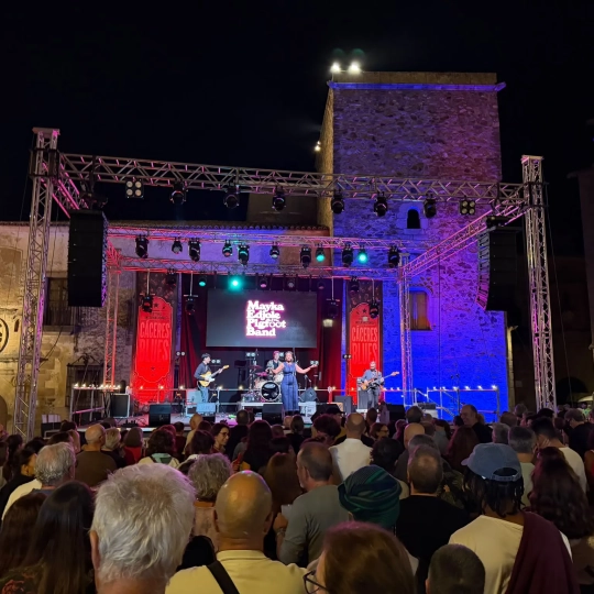 Actuación de Mayka Edjole & The Pigfoot Band, ayer en la plaza de Santa María. / AM