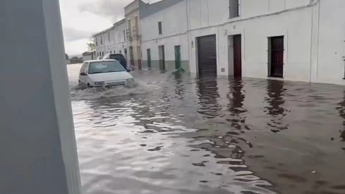 Calle anegada en Burguillos del Cerro este domingo. / CEDIDA