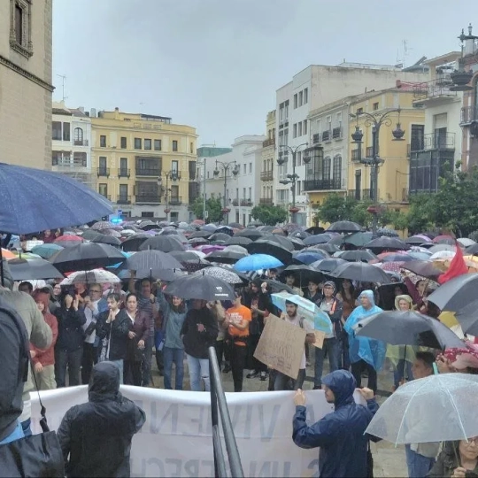 Manifestación en la Plaza de España este domingo ante el Palacio Municipal. / CEDIDA