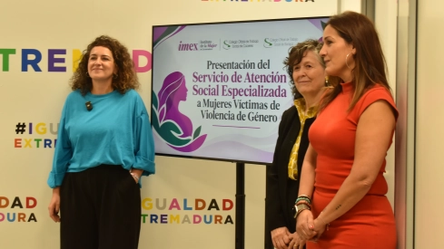 Estefania Rodríguez, Ana Marta Fernández y Luisa Sánchez, este lunes en Mérida. / AG Estefania Rodríguez, Ana Marta Fernández y Luisa Sánchez, este lunes en Mérida. / AG