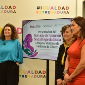 Estefania Rodríguez, Ana Marta Fernández y Luisa Sánchez, este lunes en Mérida. / AG Estefania Rodríguez, Ana Marta Fernández y Luisa Sánchez, este lunes en Mérida. / AG