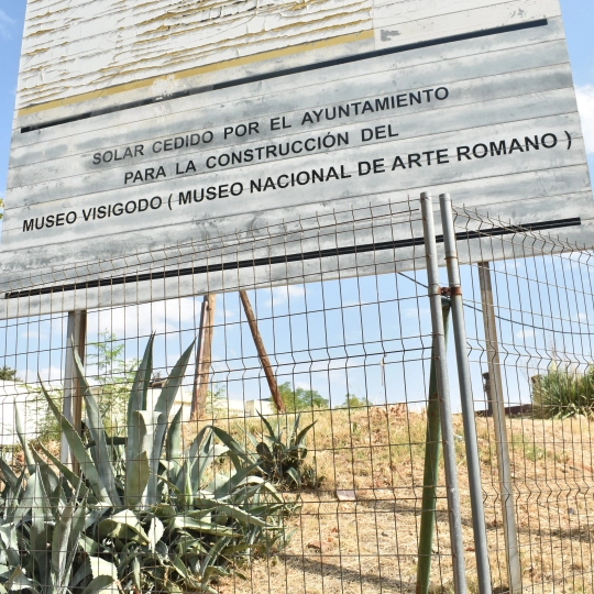 El cartel anunciando el futuro Museo Visigodo en una esquina de Mérida ya se ha desteñido. / AG El cartel anunciando el futuro Museo Visigodo en una esquina de Mérida ya se ha desteñido. / AG