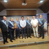 El diputado provincial Alberto Ortega, el alcalde de Guadalupe, José Miguel Martín Ramírez, y representantes de la organización. / LP El diputado provincial Alberto Ortega, el alcalde de Guadalupe, José Miguel Martín Ramírez, y representantes de la organización. / LP