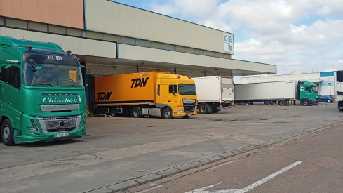 Camiones de transporte este miércoles en el Polígono Industrial El Prado de Mérida. / AG Camiones de transporte este miércoles en el Polígono Industrial El Prado de Mérida. / AG