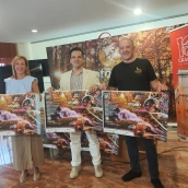 El director general de Turismo, Óscar Mateos; la diputada de Turismo de la Diputación de Cáceres, Elísabeth Martín; y el gerente del grupo de acción local del Valle del Ambroz. Diego Curto. / LP.