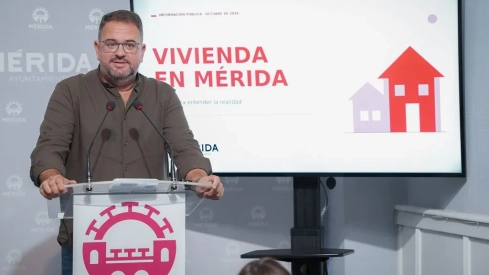 El alcalde de Mérida, Antonio Rodríguez Osuna, este jueves en rueda de prensa en el Consistorio emeritense. / AG El alcalde de Mérida, Antonio Rodríguez Osuna, este jueves en rueda de prensa en el Consistorio emeritense. / AG