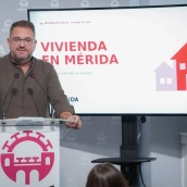 El alcalde de Mérida, Antonio Rodríguez Osuna, este jueves en rueda de prensa en el Consistorio emeritense. / AG