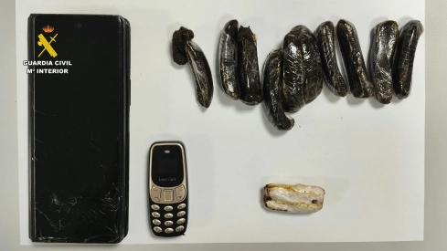 La Guardia Civil ha impedido la entrada de cocaína, hachís y dos teléfonos móviles en el Centro Penitenciario de Cáceres. / GC La Guardia Civil ha impedido la entrada de cocaína, hachís y dos teléfonos móviles en el Centro Penitenciario de Cáceres. / GC