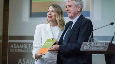 El presidente del CES, Francisco Rubio y la presidenta de la Junta de Extremadura. María Guardiola. / EP El presidente del CES, Francisco Rubio y la presidenta de la Junta de Extremadura. María Guardiola. / EP