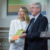 El presidente del CES, Francisco Rubio y la presidenta de la Junta de Extremadura. María Guardiola. / EP El presidente del CES, Francisco Rubio y la presidenta de la Junta de Extremadura. María Guardiola. / EP