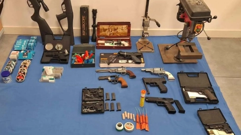 La Policía Nacional ha detenido en Mérida a un hombre de 51 años como presunto responsable de delitos relacionados con la tenencia y modificación de armas de fuego y armas prohibidas./ CNP La Policía Nacional ha detenido en Mérida a un hombre de 51 años como presunto responsable de delitos relacionados con la tenencia y modificación de armas de fuego y armas prohibidas./ CNP