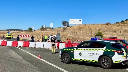 Lugar del siniestro ocurrido esta tarde en la A-66 a la altura de Cáceres. / GC Lugar del siniestro ocurrido esta tarde en la A-66 a la altura de Cáceres. / GC