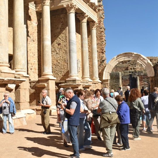 Turistas este viernes ya en el teatro romano de Mérida atraídos por el patrimonio y el buen tiempo. / AG Turistas este viernes ya en el teatro romano de Mérida atraídos por el patrimonio y el buen tiempo. / AG
