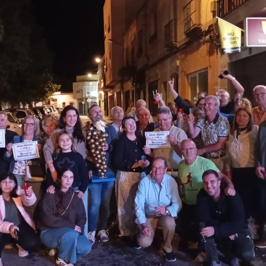 Celebración del premio la noche del viernes en Almendralejo en la calle Escribano. / CEDIDA