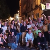 Celebración del premio la noche del viernes en Almendralejo en la calle Escribano. / CEDIDA Celebración del premio la noche del viernes en Almendralejo en la calle Escribano. / CEDIDA