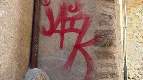 Pintada hecha en la Ciudad Monumental de Cáceres estos días. / LP 