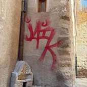 Pintada hecha en la Ciudad Monumental de Cáceres estos días. / LP Pintada hecha en la Ciudad Monumental de Cáceres estos días. / LP