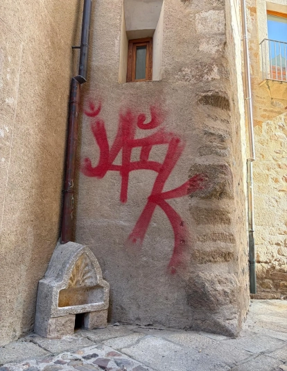 Pintada hecha en la Ciudad Monumental de Cáceres estos días. / LP 