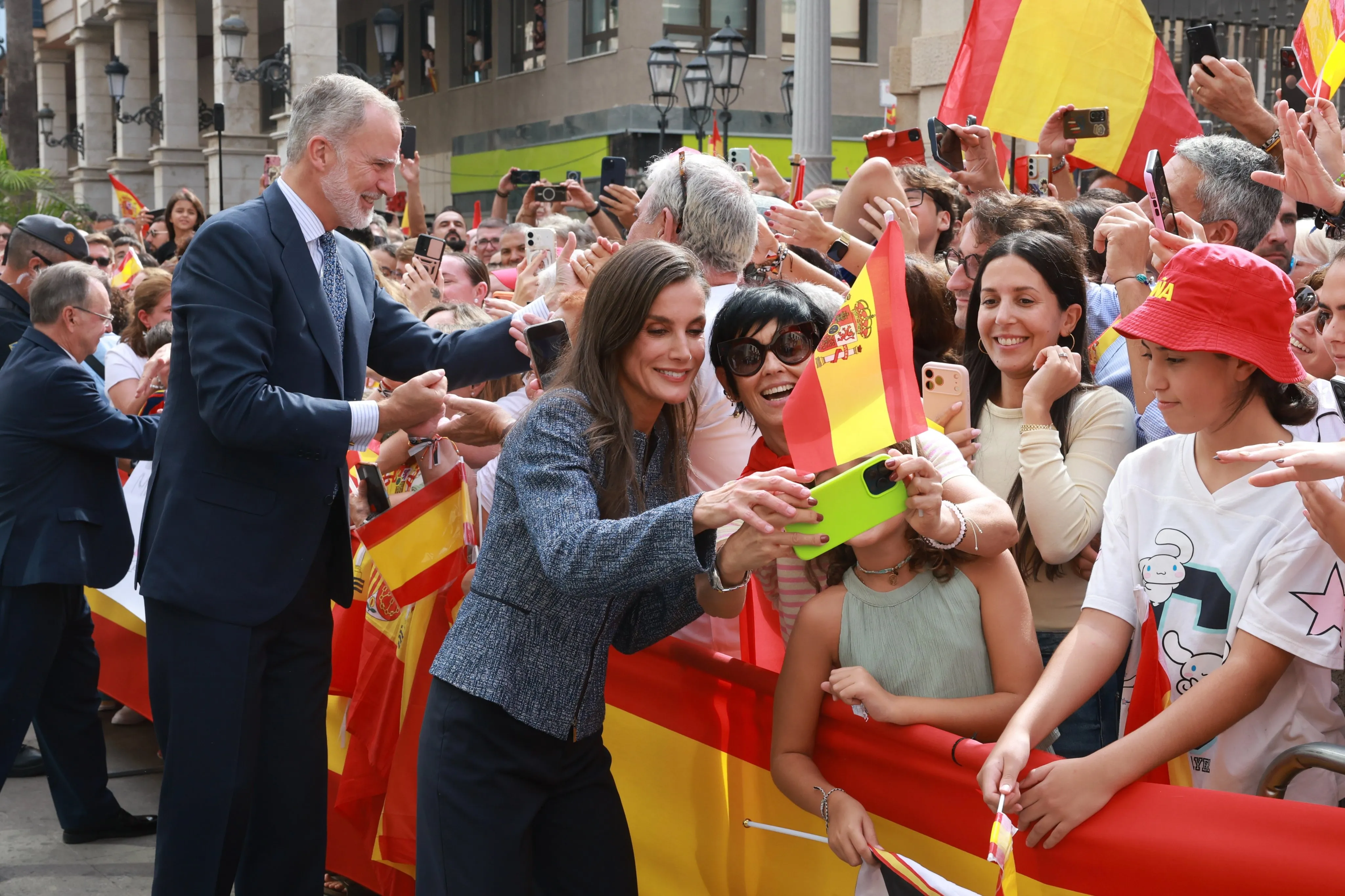 Felipe VI y Letizia recorren a pie los últimos 200 metros hasta la Plaza de África para saludar a los ciudadanos. / CASA REAL Felipe VI y Letizia recorren a pie los últimos 200 metros hasta la Plaza de África para saludar a los ciudadanos. / CASA REAL