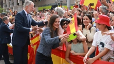 Felipe VI y Letizia recorren a pie los últimos 200 metros hasta la Plaza de África para saludar a los ciudadanos. / CASA REAL