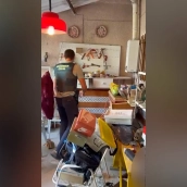 La Guardia Civil ha detenido a dos hombres y una mujer en Granja de Torrehermosa (Badajoz) por su presunta relación con un punto de venta de drogas. / GC La Guardia Civil ha detenido a dos hombres y una mujer en Granja de Torrehermosa (Badajoz) por su presunta relación con un punto de venta de drogas. / GC