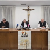 El arzobispo, José Rodríguez Carballo, junto con el delegado episcopal para la Cooperación Misionera, Federico Gragera, y el misionero claretiano Santiago Cerrato. / LP El arzobispo, José Rodríguez Carballo, junto con el delegado episcopal para la Cooperación Misionera, Federico Gragera, y el misionero claretiano Santiago Cerrato. / LP
