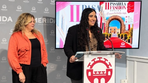 La delegada de Comercio y Emprendimiento, Laura Iglesias, y de la presidenta de la Asociación de Comerciantes Emerita Augusta, Chari Gallego. / LP La delegada de Comercio y Emprendimiento, Laura Iglesias, y de la presidenta de la Asociación de Comerciantes Emerita Augusta, Chari Gallego. / LP