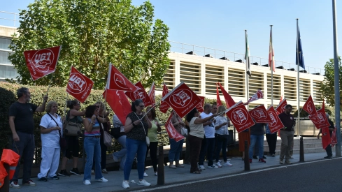 Los trabajadores del servicio de limpieza de Realan para la Junta de Extremadura se han concentrado este martes en Mérida. / AG Los trabajadores del servicio de limpieza de Realan para la Junta de Extremadura se han concentrado este martes en Mérida. / AG