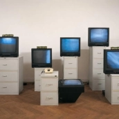 La muestra, comisariada por Levin Vostell y asesorada en su sección de videoarte por Anemone Vostell, podrá visitarse hasta el 31 de mayo de 2027. / LP La muestra, comisariada por Levin Vostell y asesorada en su sección de videoarte por Anemone Vostell, podrá visitarse hasta el 31 de mayo de 2027. / LP