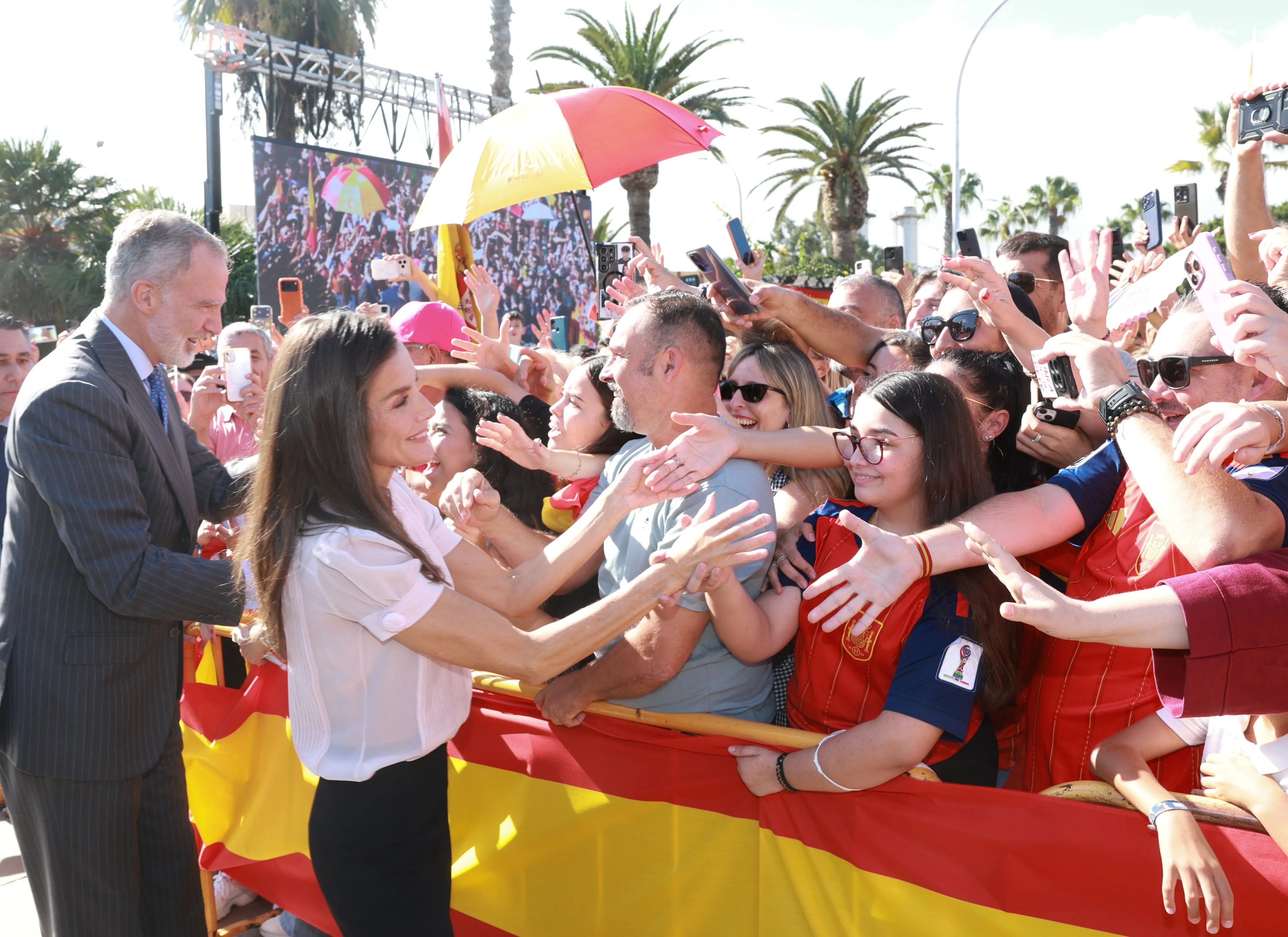 La Plaza de España de Melilla se ha convertido este miércoles en el escenario de un multitudinario recibimiento a Felipe VI y la reina Letizia. / CASA REAL La Plaza de España de Melilla se ha convertido este miércoles en el escenario de un multitudinario recibimiento a Felipe VI y la reina Letizia. / CASA REAL