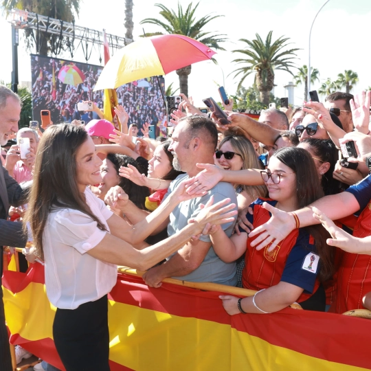 La Plaza de España de Melilla se ha convertido este miércoles en el escenario de un multitudinario recibimiento a Felipe VI y la reina Letizia. / CASA REAL La Plaza de España de Melilla se ha convertido este miércoles en el escenario de un multitudinario recibimiento a Felipe VI y la reina Letizia. / CASA REAL