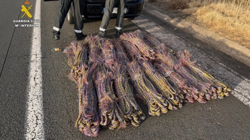 La Guardia Civil ha detenido a dos hombres que circulaban por la A-66 con cerca de 600 kilos de cobre. / GC La Guardia Civil ha detenido a dos hombres que circulaban por la A-66 con cerca de 600 kilos de cobre. / GC