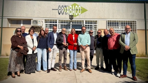 La presidenta del Partido Popular de la provincia de Cáceres, Elena Manzano, se reunió recientemente en Talayuela con representantes de los agricultores y de las cooperativas tabaqueras. / LP La presidenta del Partido Popular de la provincia de Cáceres, Elena Manzano, se reunió recientemente en Talayuela con representantes de los agricultores y de las cooperativas tabaqueras. / LP