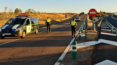 La Guardia Civil atribuye al conductor un delito de conducción temeraria y otro de lesiones por imprudencia grave. / LP La Guardia Civil atribuye al conductor un delito de conducción temeraria y otro de lesiones por imprudencia grave. / LP