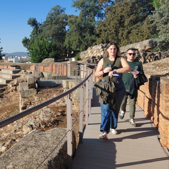 El Anfiteatro Romano de Mérida cuenta desde ahora con nuevos recorridos de visita tras una intervención que ha ampliado y mejorado las pasarelas de acceso. / LP El Anfiteatro Romano de Mérida cuenta desde ahora con nuevos recorridos de visita tras una intervención que ha ampliado y mejorado las pasarelas de acceso. / LP