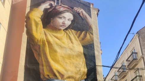 Cáceres ha incorporado un nuevo mural urbano en la calle Parras, número 44./ LP Cáceres ha incorporado un nuevo mural urbano en la calle Parras, número 44./ LP