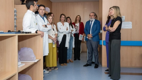 La presidenta regional, María Guardiola, este viernes en el Hospital Universitario de Badajoz con la Asociación Oncológica Extremeña (AOEx) y con la Asociación Española Contra el Cáncer de Cáceres y Badajoz. / LP La presidenta regional, María Guardiola, este viernes en el Hospital Universitario de Badajoz con la Asociación Oncológica Extremeña (AOEx) y con la Asociación Española Contra el Cáncer de Cáceres y Badajoz. / LP