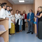 La presidenta regional, María Guardiola, este viernes en el Hospital Universitario de Badajoz con la Asociación Oncológica Extremeña (AOEx) y con la Asociación Española Contra el Cáncer de Cáceres y Badajoz. / LP